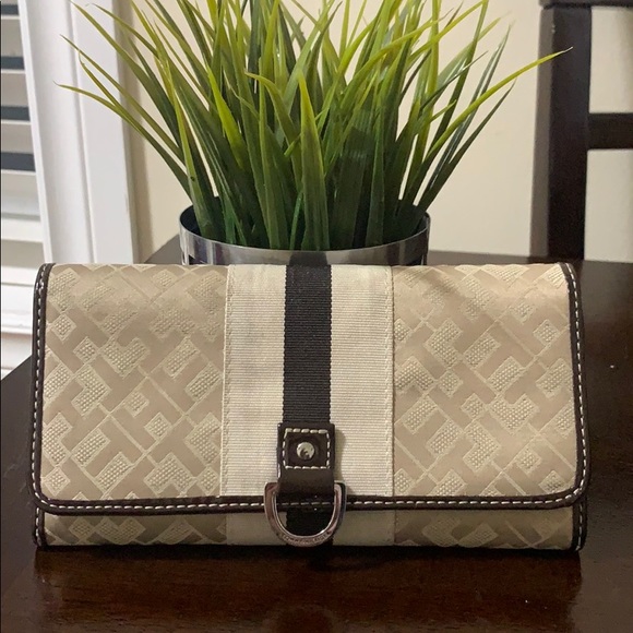 Tommy Hilfiger Trifold Wallet - Picture 1 of 9